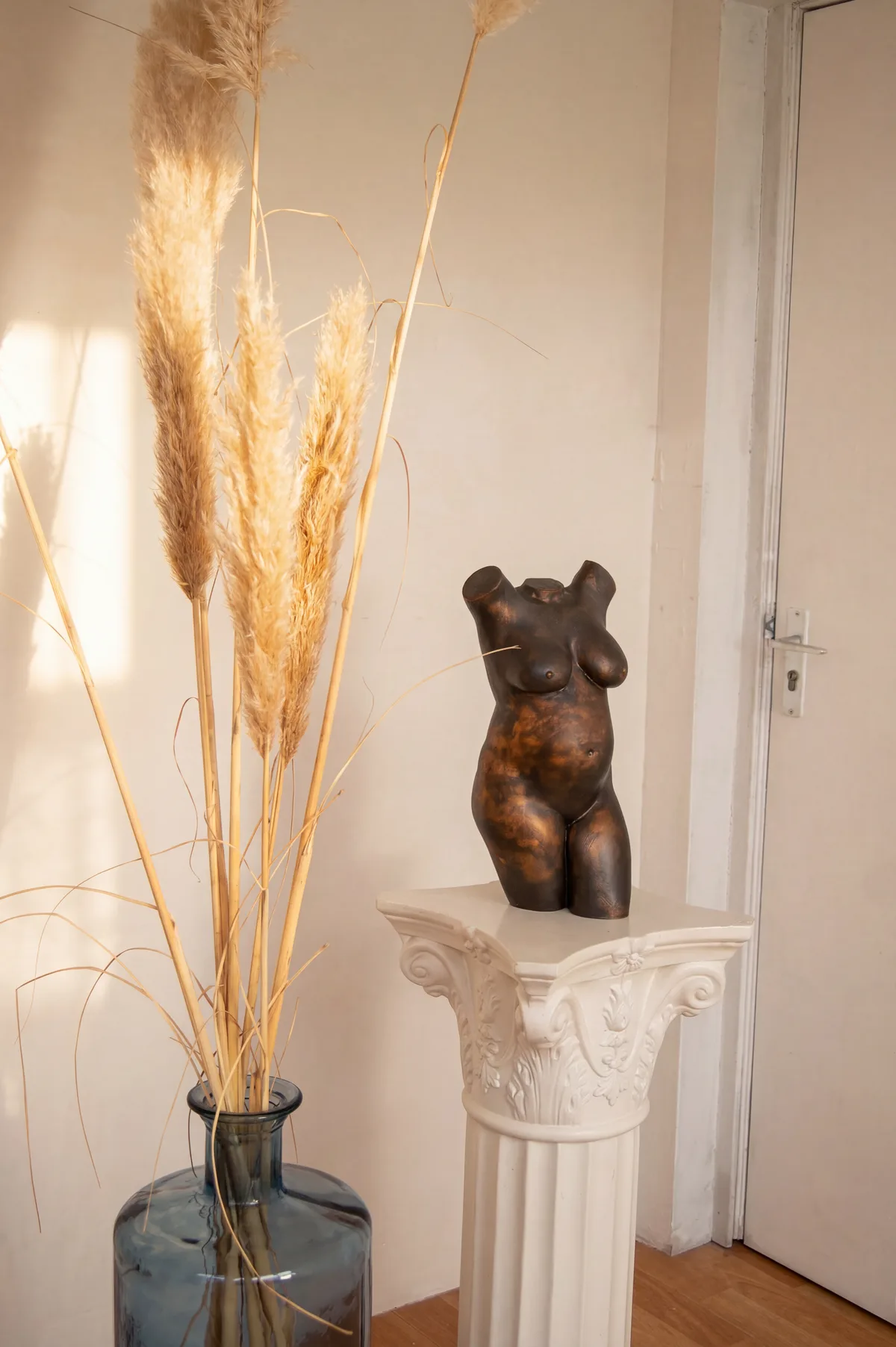Arte-Lumina zwangerschapsbeeldje groot op esthetische sokkel, tijdloos elegant